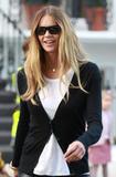 th_62087_celebrity_paradise.com_TheElder_ElleMacpherson2010_10_19_schoolruninLondon3_122_432lo.jpg