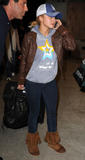 th_70190_Preppie_-_Hayden_Panettiere_arriving_at_Miami_International_Airport_-_Dec._31_2009_1302_122_453lo.jpg