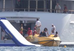 th_185139679_RihannaparasailinginCannes24.7.2012_31_122_542lo.jpg